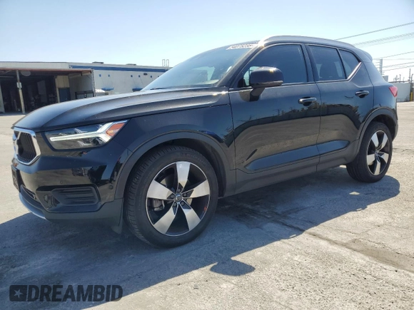 2019 Volvo XC40 Momentum z VIN YV4162UK3K2110085, wystawiony jako Copart lot #54075235 z przebiegiem 32 305 mil mil oraz Szkoda całkowita • Salvage title. Historia ofert i sprzedaży dostępna na DreamBid. Obrazek 1.