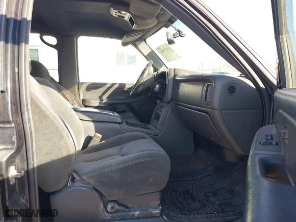 2004 Chevrolet Silverado 2500 Crew Cab LT with VIN 1GCGC23UX4F155545, listed as a IAAI auction lot 41521553 with 149,047 mi miles. Bid and sale history available at carsss.com. Image 5.