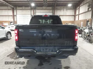 2025 Ram 1500 Big Horn z VIN 1C6RRFFG0SN572588, wystawiony jako IAAI lot #41629079 z przebiegiem 6 675 mil mil oraz . Historia ofert i sprzedaży dostępna na DreamBid. Obrazek 16.