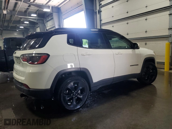 2021 Jeep Compass Latitude z VIN 3C4NJDBB5MT512547, wystawiony jako Copart lot #56885125 z przebiegiem 89 980 mil mil oraz Szkoda całkowita • Salvage title. Historia ofert i sprzedaży dostępna na DreamBid. Obrazek 3.