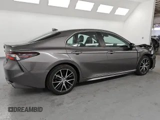 2022 Toyota Camry SE with VIN 4T1T11AK4NU633449, listed as a Copart auction lot 53923245 with 58,810 mi miles and Clean Title. Bid and sale history available at DreamBid. Image 3.