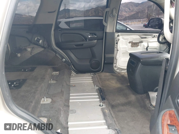 2013 GMC Yukon SLT with VIN 1GKS1CE01DR133369, listed as a IAAI auction lot 41798628 with 1 mi miles. Bid and sale history available at carsss.com. Image 8.
