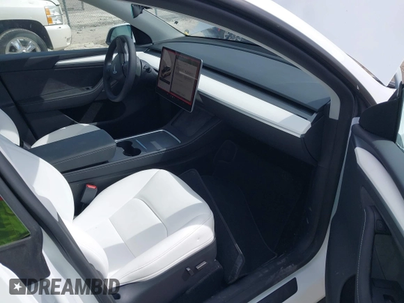 2025 Tesla Model Y Long Range with VIN 7SAYGDEE2SA337378, listed as a IAAI auction lot 41940840 with 1,676 mi miles and . Bid and sale history available at DreamBid. Image 5.