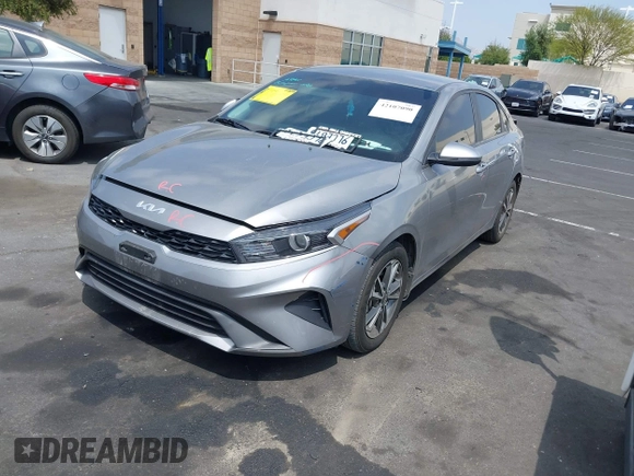 2024 Kia Forte LXS z VIN 3KPF24AD1RE748029, wystawiony jako IAAI lot #42107090 z przebiegiem 27 832 mil mil oraz . Historia ofert i sprzedaży dostępna na DreamBid. Obrazek 2.