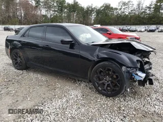 2019 Chrysler 300 S z VIN 2C3CCABG1KH577854, wystawiony jako Copart lot #47321705 z przebiegiem 112 511 mil mil oraz Szkoda całkowita • Salvage title. Historia ofert i sprzedaży dostępna na DreamBid. Obrazek 4.