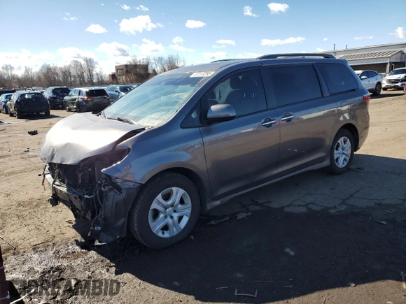2018 Toyota Sienna XLE with VIN 5TDDZ3DC2JS195479, listed as a Copart auction lot 47213295 with 86,151 mi miles and Salvage Title. Bid and sale history available at carsss.com. Image 1.