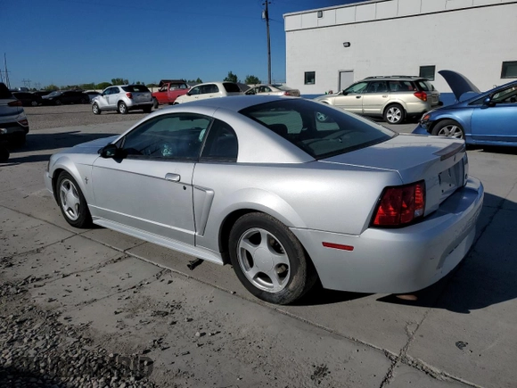 2003 Ford Mustang Standard z VIN 1FAFP40463F327722, wystawiony jako Copart lot #55042765 z przebiegiem 117 010 mil mil oraz Szkoda całkowita • Salvage title. Historia ofert i sprzedaży dostępna na DreamBid. Obrazek 2.