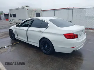 2012 BMW 5 Series 535i xDrive z VIN WBAFU7C57CDU64640, wystawiony jako IAAI lot #42109534 z przebiegiem 132 310 mil mil oraz . Historia ofert i sprzedaży dostępna na DreamBid. Obrazek 3.