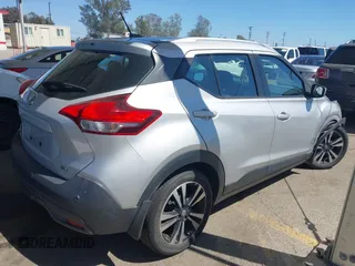2020 Nissan Kicks SV z VIN 3N1CP5CV2LL538187, wystawiony jako IAAI lot #42225191 z przebiegiem 41 901 mil mil oraz . Historia ofert i sprzedaży dostępna na DreamBid. Obrazek 4.