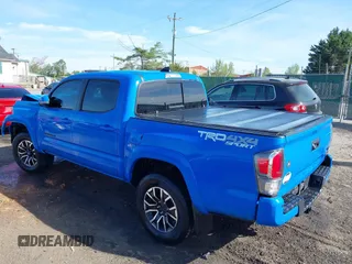 2021 Toyota Tacoma SR z VIN 3TYCZ5AN7MT008274, wystawiony jako IAAI lot #42091508 z przebiegiem 59 371 mil mil oraz . Historia ofert i sprzedaży dostępna na DreamBid. Obrazek 3.