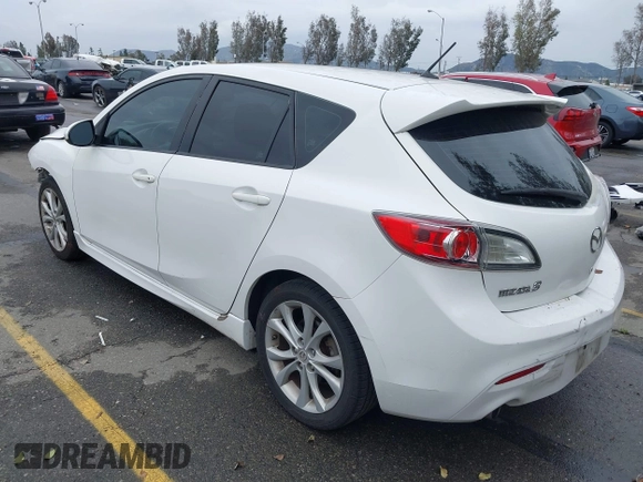 2011 Mazda 3 S Grand Touring z VIN JM1BL1M69B1411625, wystawiony jako IAAI lot #41778143 z przebiegiem 133 987 mil mil oraz . Historia ofert i sprzedaży dostępna na DreamBid. Obrazek 3.