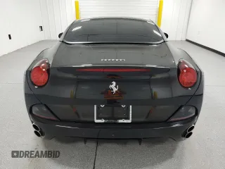 2010 Ferrari California z VIN ZFF65LJA9A0172003, wystawiony jako Copart lot #55601145 z przebiegiem 11 247 mil mil oraz Tytuł czysty. Historia ofert i sprzedaży dostępna na DreamBid. Obrazek 6.
