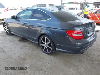 2015 Mercedes-Benz C 250 z VIN WDDGJ4HBXFG390555, wystawiony jako IAAI lot #42288436 z przebiegiem 93 665 mil mil oraz . Historia ofert i sprzedaży dostępna na DreamBid. Obrazek 3.