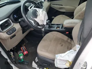 2020 Kia Sorento LX z VIN 5XYPG4A31LG698806, wystawiony jako Copart lot #52627055 z przebiegiem 107 023 mil mil oraz Szkoda całkowita • Salvage title. Historia ofert i sprzedaży dostępna na DreamBid. Obrazek 7.