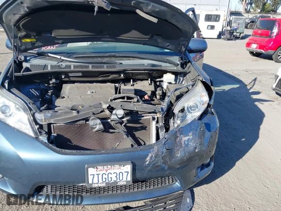 2016 Toyota Sienna XLE with VIN 5TDYK3DC8GS720852, listed as a IAAI auction lot 41341268 with 119,927 mi miles. Bid and sale history available at carsss.com. Image 6.