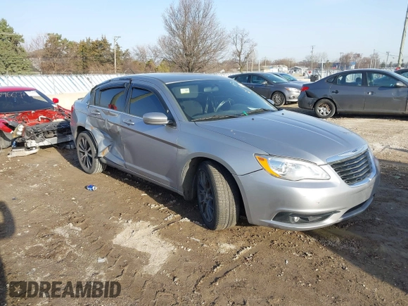 2013 Chrysler 200 Touring z VIN 1C3CCBBB5DN614733, wystawiony jako IAAI lot #41826645 z przebiegiem 216 526 mil mil oraz . Historia ofert i sprzedaży dostępna na DreamBid. Obrazek 1.