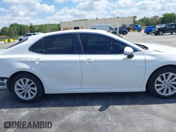 2024 Toyota Camry LE z VIN 4T1R11AK5RU881936, wystawiony jako IAAI lot #42080937 z przebiegiem 13 302 mil mil oraz . Historia ofert i sprzedaży dostępna na DreamBid. Obrazek 13.