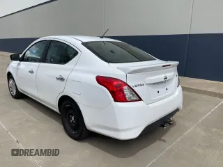 2019 Nissan Versa SV z VIN 3N1CN7AP4KL853965, wystawiony jako Copart lot #56391665 z przebiegiem 118 394 mil mil oraz Czysty tytuł • Clean title. Historia ofert i sprzedaży dostępna na DreamBid. Obrazek 3.
