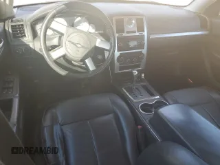 2009 Chrysler 300 z VIN 2C3KK53V09H568544, wystawiony jako Copart lot #47015735 z przebiegiem 126 245 mil mil oraz Szkoda całkowita • Salvage title. Historia ofert i sprzedaży dostępna na DreamBid. Obrazek 8.