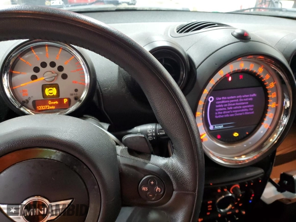 2013 MINI Countryman S with VIN WMWZC3C53DWP24952, listed as a Copart auction lot 62611435 with 123,272 mi miles and Clean title. Bid and sale history available at DreamBid. Image 9.