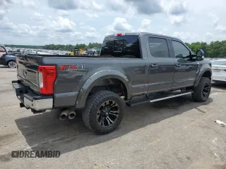 2018 Ford F-350 XL z VIN 1FT8W3BT6JEB03440, wystawiony jako Copart lot #57437345 z przebiegiem 133 485 mil mil oraz Tytuł czysty. Historia ofert i sprzedaży dostępna na DreamBid. Obrazek 3.