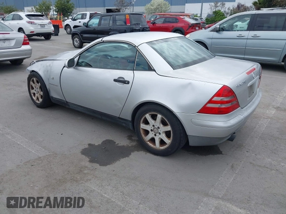 1998 Mercedes-Benz SLK 230/320 z VIN WDBKK47F0WF020242, wystawiony jako IAAI lot #41913424 z przebiegiem Nie podano mil oraz . Historia ofert i sprzedaży dostępna na DreamBid. Obrazek 3.
