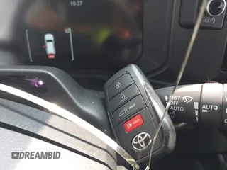 2024 Toyota Land Cruiser z VIN JTEABFAJ3RK018014, wystawiony jako IAAI lot #42404632 z przebiegiem 2 983 mil mil oraz . Historia ofert i sprzedaży dostępna na DreamBid. Obrazek 11.