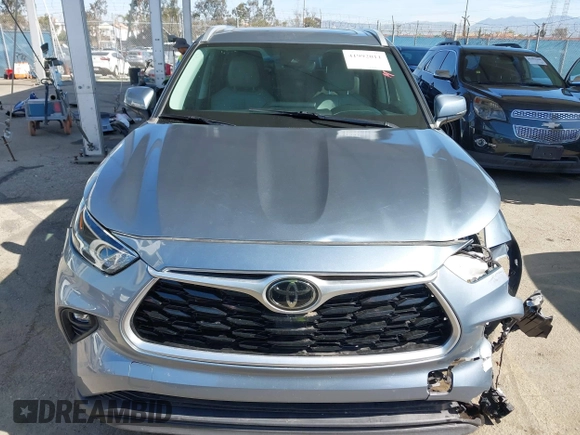 2022 Toyota Highlander XLE z VIN 5TDHZRAH1NS121058, wystawiony jako IAAI lot #41992011 z przebiegiem 40 181 mil mil oraz . Historia ofert i sprzedaży dostępna na DreamBid. Obrazek 12.