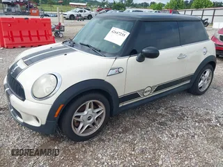 2008 MINI Hardtop S z VIN WMWMF73538TT89353, wystawiony jako IAAI lot #42647235 z przebiegiem 145 321 mil mil oraz . Historia ofert i sprzedaży dostępna na DreamBid. Obrazek 2.