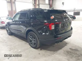2025 Ford Explorer ST z VIN 1FMWK8GC6SGA08676, wystawiony jako IAAI lot #42043230 z przebiegiem 4 934 mil mil oraz . Historia ofert i sprzedaży dostępna na DreamBid. Obrazek 3.