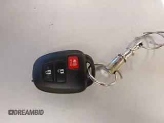 2013 Toyota Prius One z VIN JTDKDTB31D1545100, wystawiony jako IAAI lot #40760019 z przebiegiem 212 999 mil mil oraz . Historia ofert i sprzedaży dostępna na DreamBid. Obrazek 11.