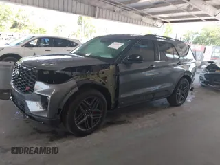 2025 Ford Explorer ST z VIN 1FMWK8GC1SGB17160, wystawiony jako IAAI lot #42226941 z przebiegiem 7 462 mil mil oraz . Historia ofert i sprzedaży dostępna na DreamBid. Obrazek 15.