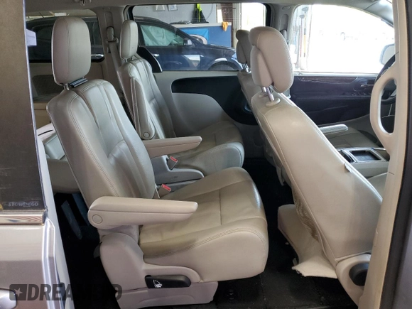2013 Chrysler Town & Country Touring z VIN 2C4RC1BG2DR554912, wystawiony jako Copart lot #56897675 z przebiegiem 136 299 mil mil oraz Szkody całkowita. Historia ofert i sprzedaży dostępna na DreamBid. Obrazek 11.