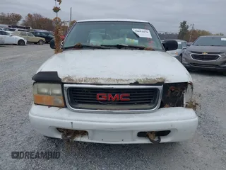2002 GMC Sonoma SLS with VIN 1GTDT13W92K118425, listed as a IAAI auction lot 40692470 with Not Provided miles. Bid and sale history available at carsss.com. Image 12.