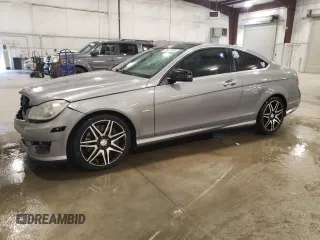 2013 Mercedes-Benz C 250 z VIN WDDGJ4HB6DF991593, wystawiony jako Copart lot #55407055 z przebiegiem 144 598 mil mil oraz Szkoda całkowita • Salvage title. Historia ofert i sprzedaży dostępna na DreamBid. Obrazek 1.