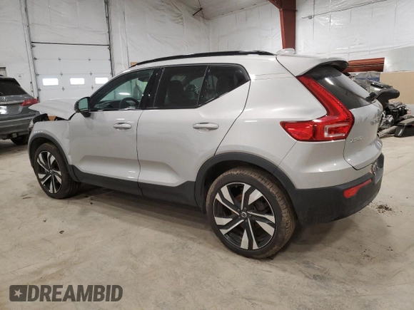 2024 Volvo XC40 Ultimate Dark Theme z VIN YV4L12UM4R2213891, wystawiony jako Copart lot #85272044 z przebiegiem Nie podano mil oraz Nie do naprawy • Non repairable. Historia ofert i sprzedaży dostępna na DreamBid. Obrazek 2.