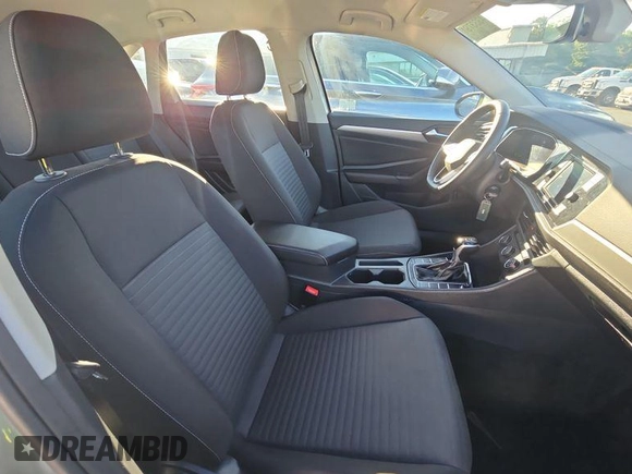 2024 Volkswagen Jetta S z VIN 3VW5M7BU3RM054029, wystawiony jako IAAI lot #42809045 z przebiegiem 22 859 mil mil oraz . Historia ofert i sprzedaży dostępna na DreamBid. Obrazek 19.
