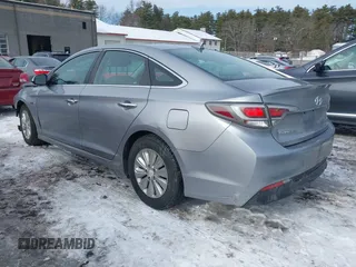 2016 Hyundai Sonata SE with VIN KMHE24L11GA036436, listed as a IAAI auction lot 41463969 with Not Provided miles and . Bid and sale history available at carsss.com. Image 3.