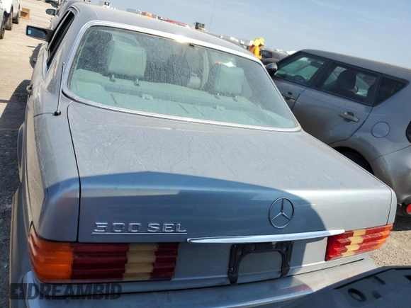 1984 Mercedes-Benz 500 z VIN WDBCA37B9EA072690, wystawiony jako Copart lot #76341244 z przebiegiem Nie podano mil oraz Szkoda całkowita • Salvage title. Historia ofert i sprzedaży dostępna na DreamBid. Obrazek 6.