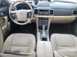 2010 Lincoln MKZ z VIN 3LNHL2GC6AR629927, wystawiony jako Copart lot #54663265 z przebiegiem 39 451 mil mil oraz Tytuł czysty. Historia ofert i sprzedaży dostępna na DreamBid. Obrazek 8.