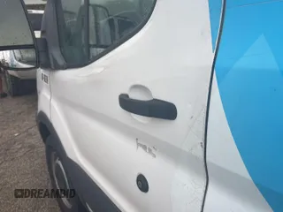 2018 Ford Transit z VIN 1FTYE1CM4JKB42317, wystawiony jako IAAI lot #42558333 z przebiegiem 204 042 mil mil oraz . Historia ofert i sprzedaży dostępna na DreamBid. Obrazek 6.