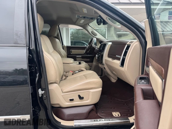 2016 Ram 1500 Laramie z VIN 1C6RR7VM9GS143262, wystawiony jako Copart lot #55879855 z przebiegiem 159 920 mil mil oraz Czysty tytuł • Clean title. Historia ofert i sprzedaży dostępna na DreamBid. Obrazek 5.