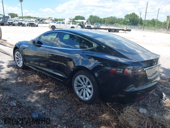 2017 Tesla Model S 60 z VIN 5YJSA1E13HF199359, wystawiony jako IAAI lot #42490410 z przebiegiem 100 377 mil mil oraz . Historia ofert i sprzedaży dostępna na DreamBid. Obrazek 3.