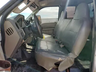 2008 Ford F-250 XL z VIN 1FTNX20508ED32012, wystawiony jako Copart lot #60426005 z przebiegiem 379 231 mil mil oraz Szkoda całkowita • Salvage title. Historia ofert i sprzedaży dostępna na DreamBid. Obrazek 7.