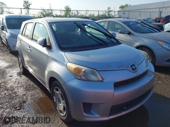 2008 Scion xD z VIN JTKKU10468J005689, wystawiony jako IAAI lot #42178257 z przebiegiem 165 553 mil mil oraz . Historia ofert i sprzedaży dostępna na DreamBid. Obrazek 1.