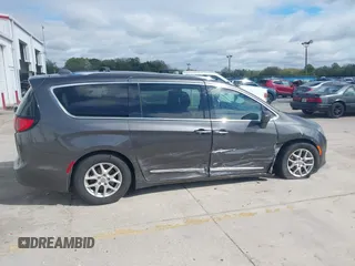 2020 Chrysler Pacifica Touring L z VIN 2C4RC1BG7LR284994, wystawiony jako IAAI lot #41661416 z przebiegiem 101 257 mil mil oraz . Historia ofert i sprzedaży dostępna na DreamBid. Obrazek 13.