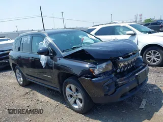 2017 Jeep Compass Latitude z VIN 1C4NJDEB7HD205288, wystawiony jako IAAI lot #42738644 z przebiegiem 83 574 mil mil oraz . Historia ofert i sprzedaży dostępna na DreamBid. Obrazek 1.