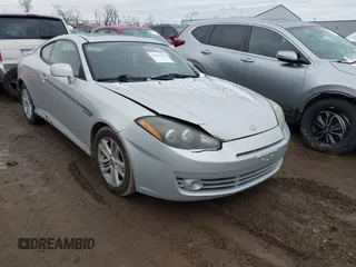2008 Hyundai Tiburon GS z VIN KMHHM66D08U268552, wystawiony jako IAAI lot #41729193 z przebiegiem 88 939 mil mil oraz . Historia ofert i sprzedaży dostępna na DreamBid. Obrazek 1.