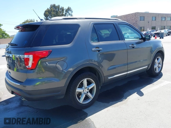 2018 Ford Explorer XLT z VIN 1FM5K7D85JGC55627, wystawiony jako IAAI lot #42261412 z przebiegiem 133 125 mil mil oraz . Historia ofert i sprzedaży dostępna na DreamBid. Obrazek 4.