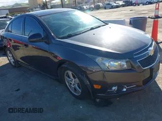 2014 Chevrolet Cruze 1LT z VIN 1G1PC5SB3E7159068, wystawiony jako IAAI lot #41753264 z przebiegiem 150 188 mil mil oraz . Historia ofert i sprzedaży dostępna na DreamBid. Obrazek 1.
